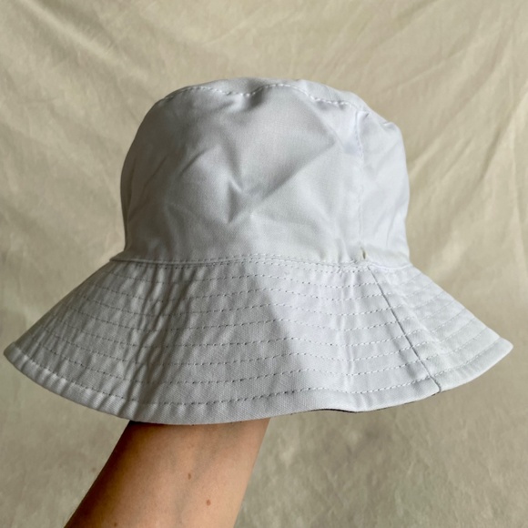 Alice + Olivia Reversible Daisy Print Bucket Hat - Picture 13 of 14